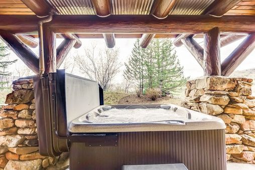 Private Outdoor Hot Tub
