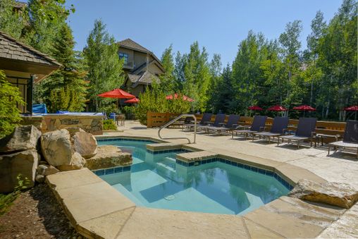 Outdoor Community Hot Tub in Arrowhead Village