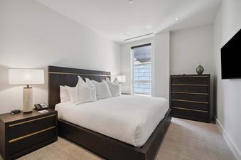 The bedroom in Solaris 6DE features a king bed, nightstand, and a dresser.