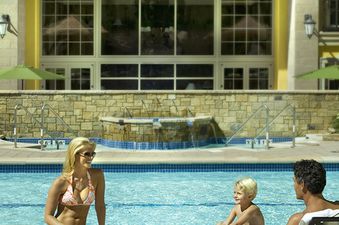 PoolsideLifestlye2 LowRes