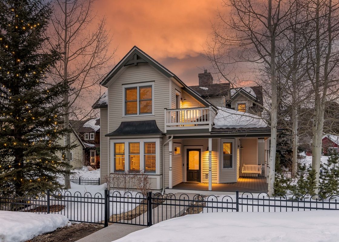 00 Lansdowne Chateau Winter Exterior