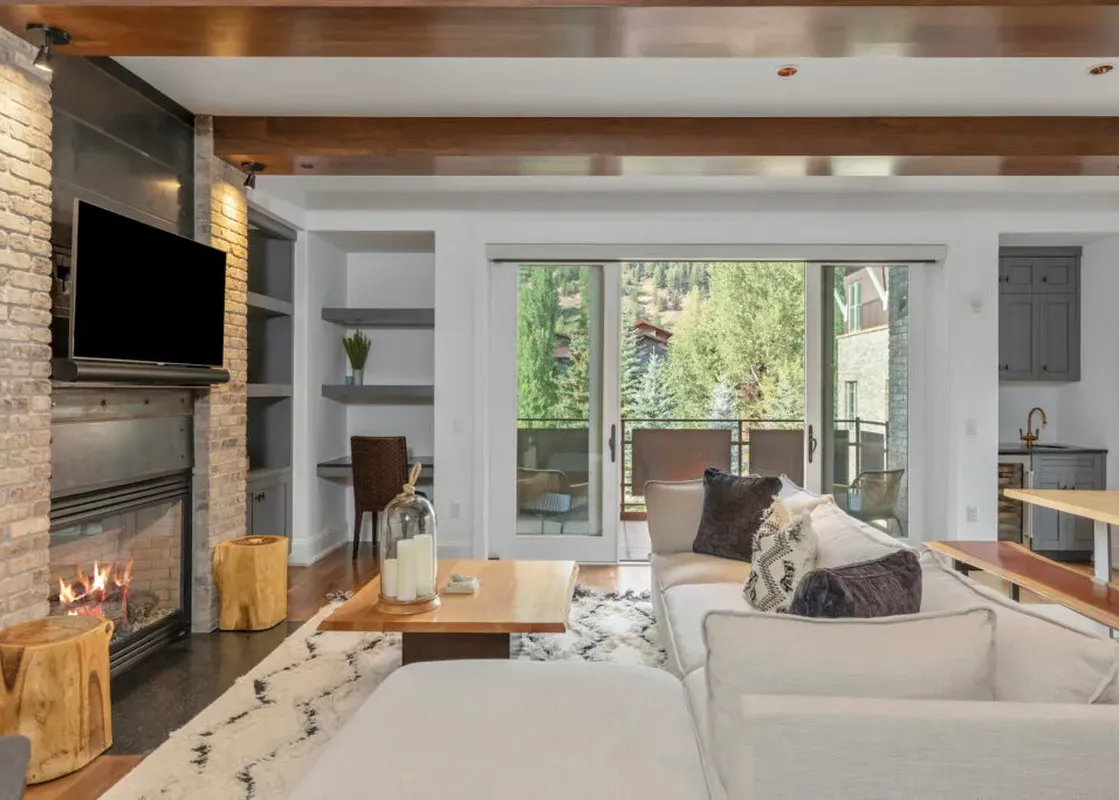 01 Slopeside Residence W202