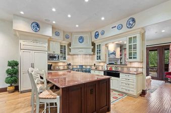 94-VillageWalk-7162 1