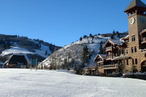 Walk to lifts