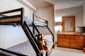 16-market-square-102-bedroom-c1