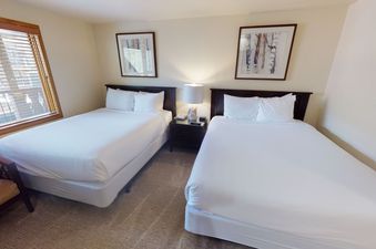 Manor Vail 112 has a bedroom with two double beds.