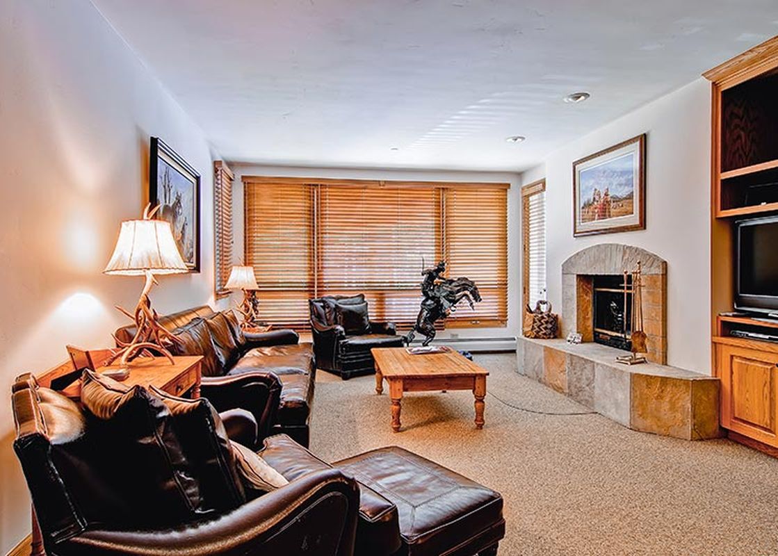EastWestResorts HW107 Livingroom2-1