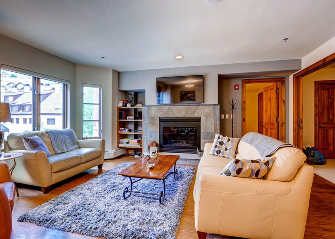01 Market-Square-102 living-room 2016-0808-1