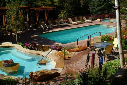 Outdoor Community Pool & Hot Tub