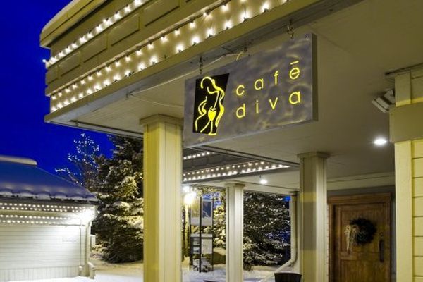 Warm mountain contemporary ambience blends into a harmonious dining experience.