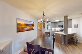Dining table and fully equipped kitchen at Trappeurs Lodge 1101.
