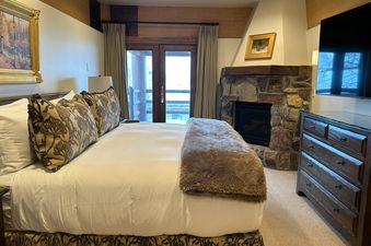 Luxury Three Bedroom Suite with Hot Tub