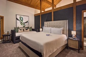 10 Glacier Lodge West Primary Suite