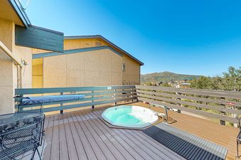 The Ski Inn Condominiums Outdoor Hot Tub