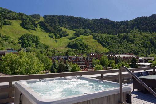 Rooftop deck with hot tub