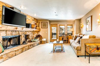 12 Aspen Retreat