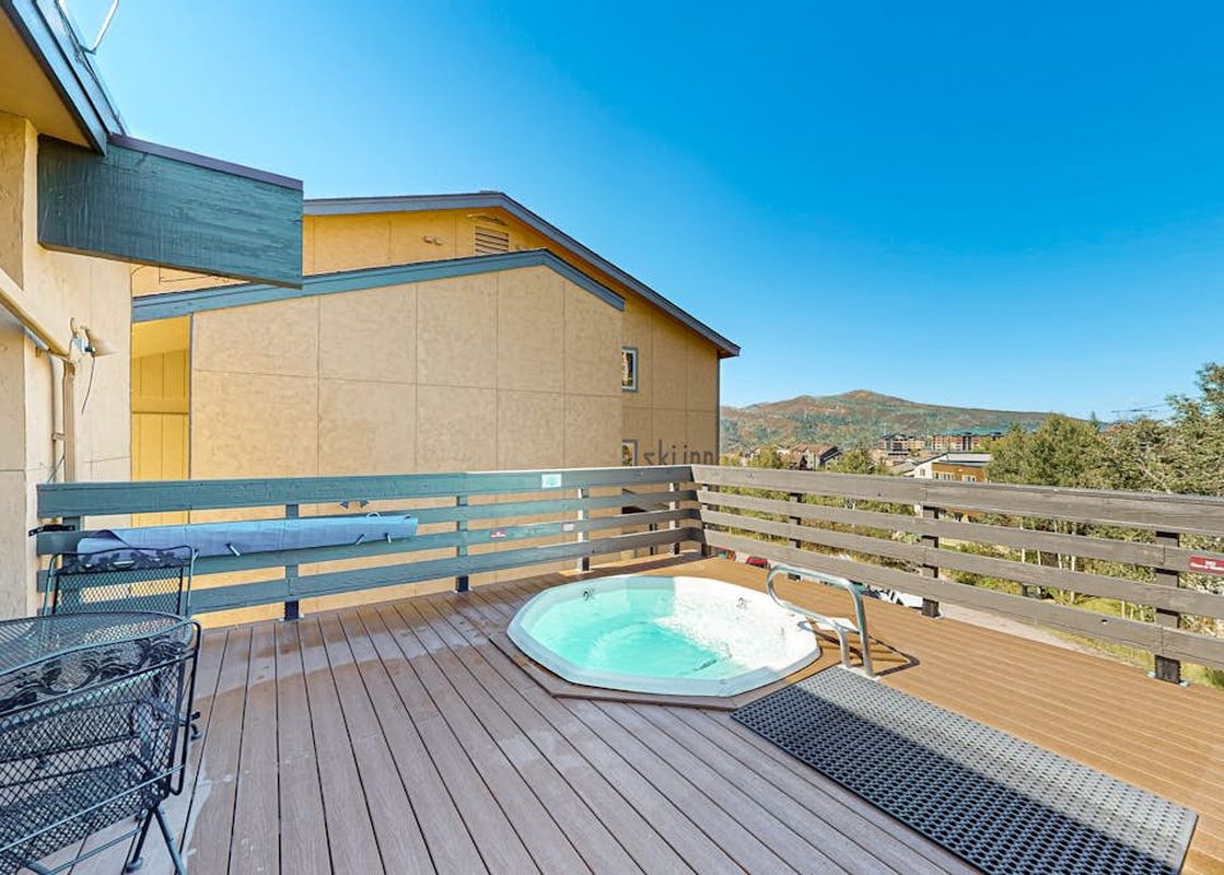 The Ski Inn Condominiums Outdoor Hot Tub