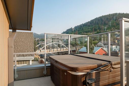 Private Outdoor Hot Tub