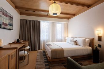 Experience the cozy ambiance of the Mollie Aspen Smuggler King.