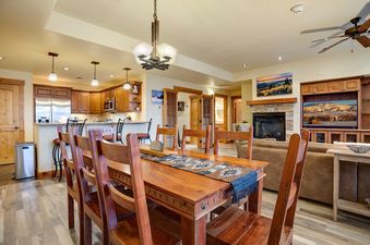 Dining area and living room in Emerald Lodge EL5111.