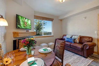 01 Silverado Lodge 124