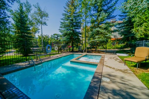 Outdoor Community Pool & Hot Tub