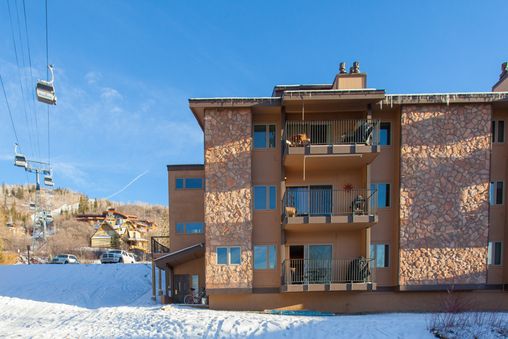 Enjoy the convenient ski-in/ski-out access to the slopes via a groomed trail.