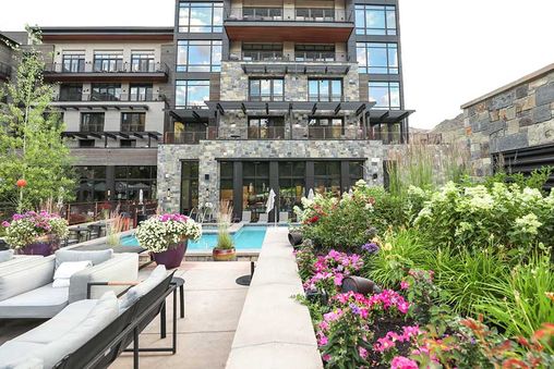 Outdoor Community Pool & Hot Tub