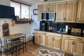 The kitchen and dining area of Tomboy Lodge 138 is compact and efficient.