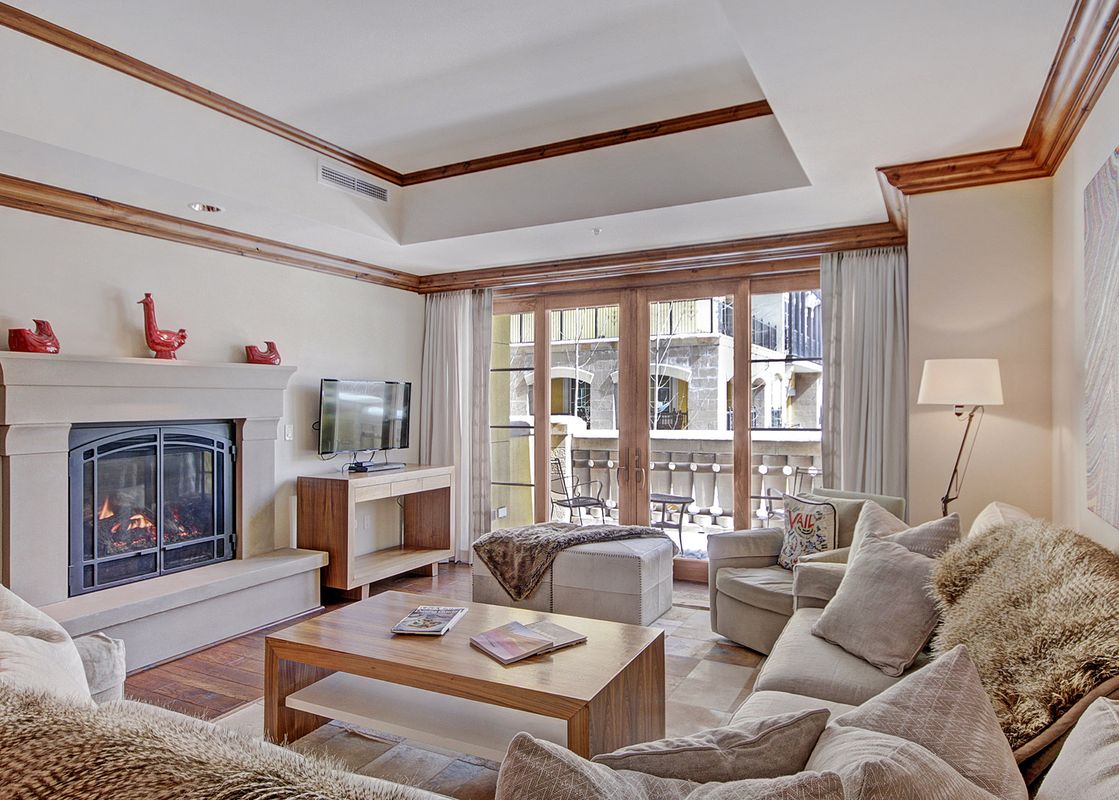 00 Ritz 207 Living Room