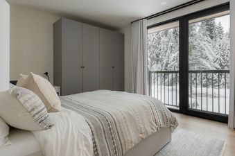 15 Black Shamrock Chalet