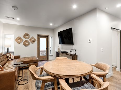 02 Lion Square Lodge South 255