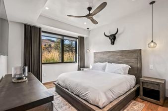 10 Riverfront Lodge 104
