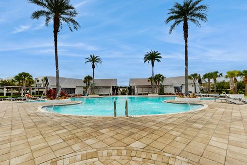 Resort-Style Pool (Shared)