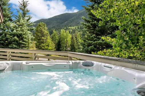 Private Outdoor Hot Tub