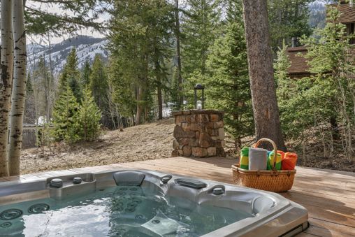Private Outdoor Hot Tub