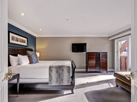 01 Lodge at Vail Luxury King Suite Slope View