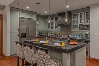 04 Diamond Peak Gourmet Kitchen