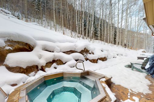 Private Outdoor Hot Tub