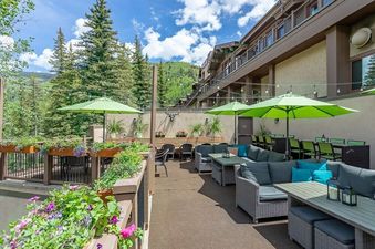 manor-vail-lodge-the-Fitz-balcony