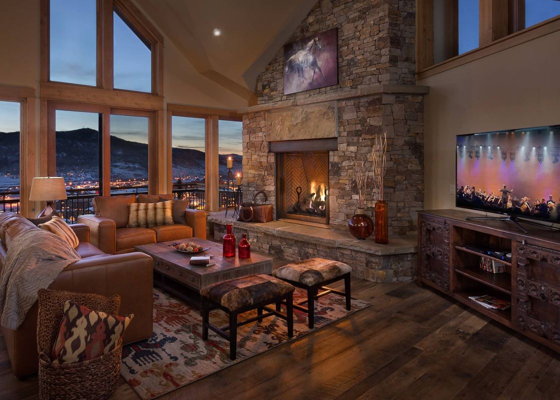 01 Spacious Upper Living Room