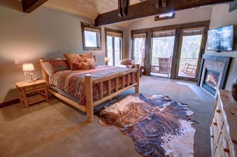 16 North Fork Lodge 577 Downstairs Master Bedroom