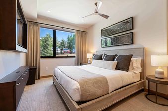 Riverfront Lodge 100