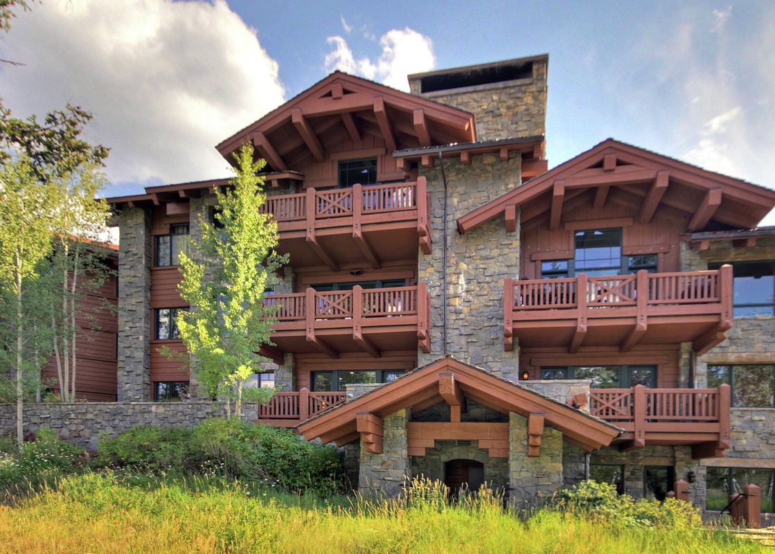 Hummingbird Lodge Exterior in the Summer
