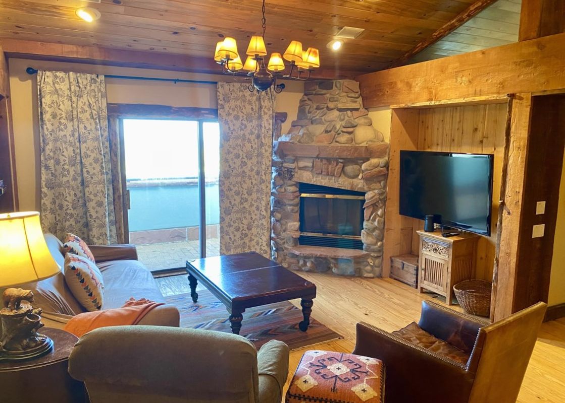 Warm and inviting living area in Penthouse At The Peaks 614.
