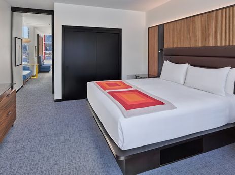 Deluxe One Bedroom Mountain Corner Suite
