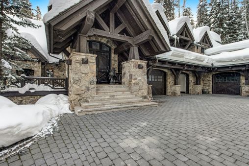 Access the Overshot/Bitterroot Ski trails via your very own Après room