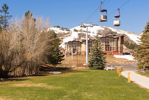 Walk to lifts