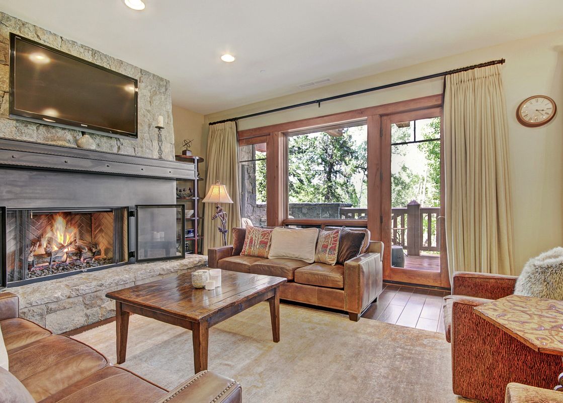 Hummingbird 3 Bedroom Platinum Living Room