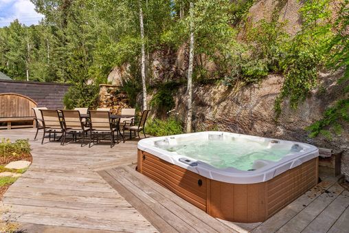 Private Outdoor Hot Tub